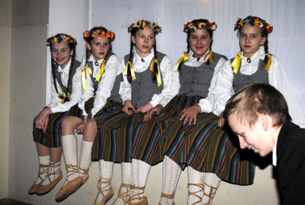 Bauskas sākumskolas un Valsts ģimnāzijas tautas deju kopas «Odziņa» vadītājas Tamāras Ļisovcovas darba jubilejas koncerts «10 gadu gara virkne» Bauskas kultūras centrā 9. decembrī pulcēja pedagoģes audzēkņus, viesus un atbalstītājus.