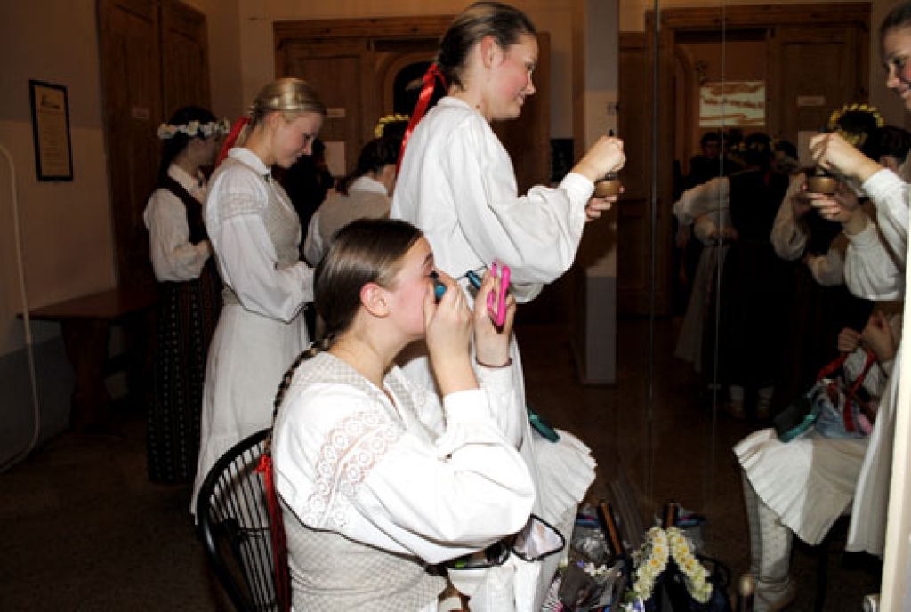 Bauskas sākumskolas un Valsts ģimnāzijas tautas deju kopas «Odziņa» vadītājas Tamāras Ļisovcovas darba jubilejas koncerts «10 gadu gara virkne» Bauskas kultūras centrā 9. decembrī pulcēja pedagoģes audzēkņus, viesus un atbalstītājus.