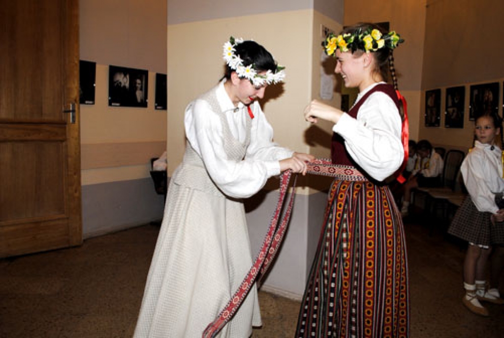 Bauskas sākumskolas un Valsts ģimnāzijas tautas deju kopas «Odziņa» vadītājas Tamāras Ļisovcovas darba jubilejas koncerts «10 gadu gara virkne» Bauskas kultūras centrā 9. decembrī pulcēja pedagoģes audzēkņus, viesus un atbalstītājus.