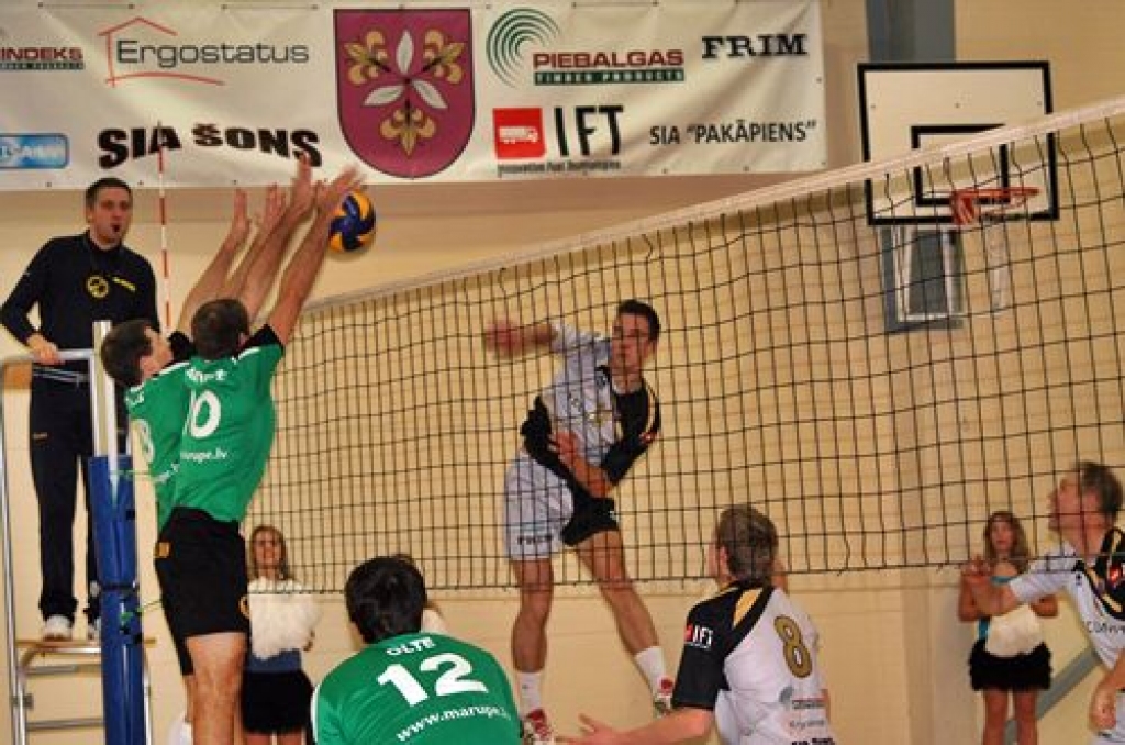 Nacionālās volejbola līgas mājas spēlē Valles vidusskolas sporta zālē 8. decembrī sporta klubs «Vecumnieki» piekāpās viesiem – volejbola klubam «Mārupe SC» – piecos setos.
Spēle bija ļoti līdzīga, uzvarētāju katrā setā noteica daži...
Autors: Uldis Varnevičs
