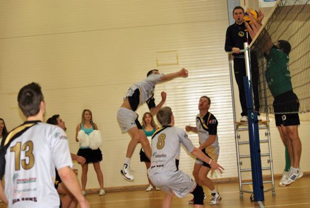 Nacionālās volejbola līgas mājas spēlē Valles vidusskolas sporta zālē 8. decembrī sporta klubs «Vecumnieki» piekāpās viesiem – volejbola klubam «Mārupe SC» – piecos setos.
Spēle bija ļoti līdzīga, uzvarētāju katrā setā noteica daži...
Autors: Uldis Varnevičs