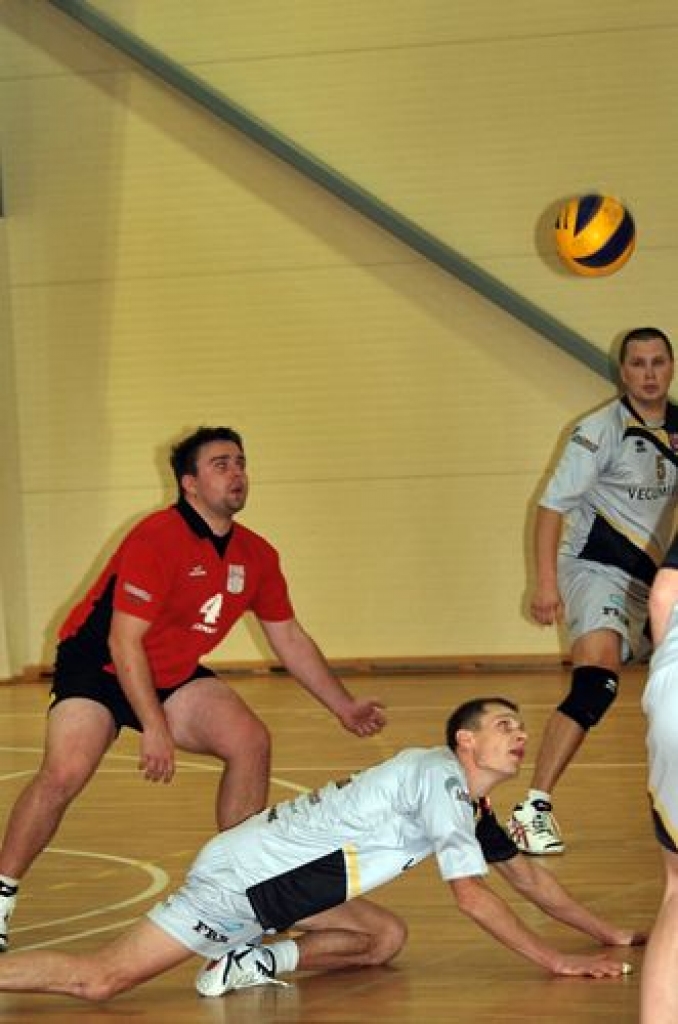 Nacionālās volejbola līgas mājas spēlē Valles vidusskolas sporta zālē 8. decembrī sporta klubs «Vecumnieki» piekāpās viesiem – volejbola klubam «Mārupe SC» – piecos setos.
Spēle bija ļoti līdzīga, uzvarētāju katrā setā noteica daži...
Autors: Uldis Varnevičs
