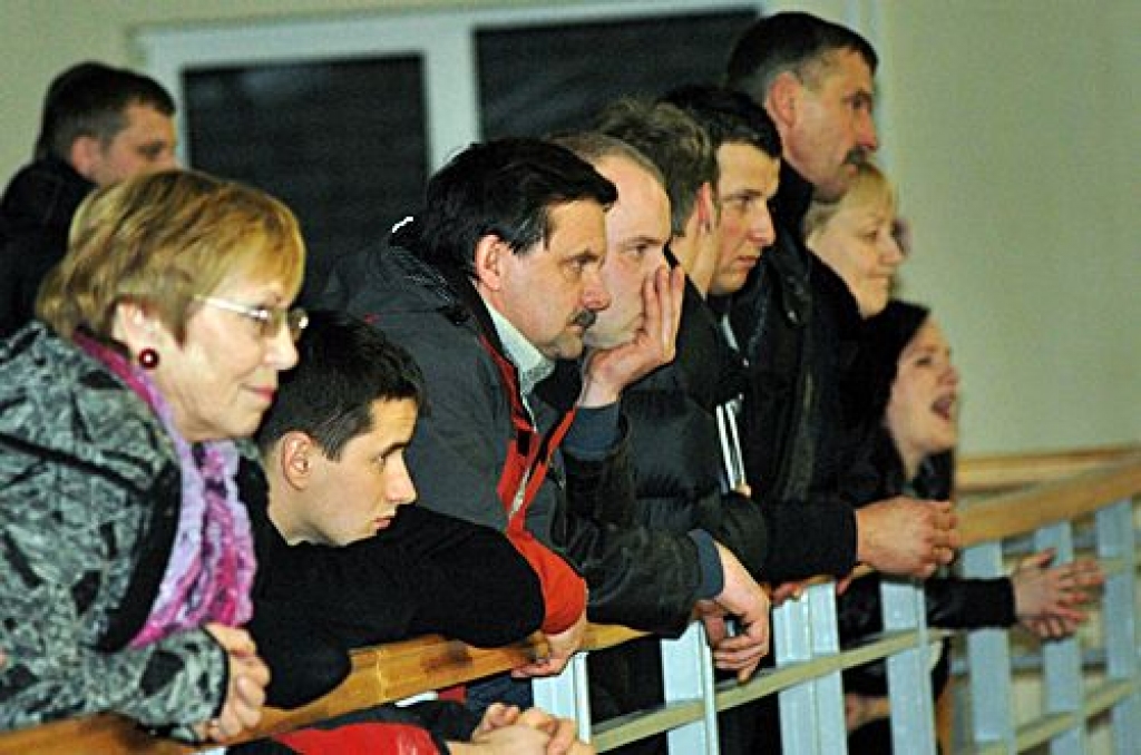 Nacionālās volejbola līgas mājas spēlē Valles vidusskolas sporta zālē 8. decembrī sporta klubs «Vecumnieki» piekāpās viesiem – volejbola klubam «Mārupe SC» – piecos setos.
Spēle bija ļoti līdzīga, uzvarētāju katrā setā noteica daži...
Autors: Uldis Varnevičs
