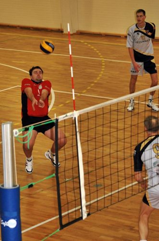 Nacionālās volejbola līgas mājas spēlē Valles vidusskolas sporta zālē 8. decembrī sporta klubs «Vecumnieki» piekāpās viesiem – volejbola klubam «Mārupe SC» – piecos setos.
Spēle bija ļoti līdzīga, uzvarētāju katrā setā noteica daži...
Autors: Uldis Varnevičs