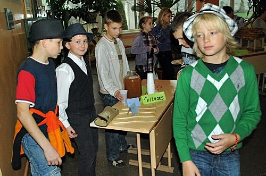 Bauskas sākumskolas 4. un 5. klašu skolēni skolas telpās 2. decembrī sarīkoja skolēnu mācību firmu tirgu «Ziemassvētkus gaidot», kurā piedāvāja savus ražojumus.
Piedalījās gandrīz 20 skolēnu mācību firmu. Preču klāsts bija ļoti dažāds:...
Autors: Uldis Varnevičs