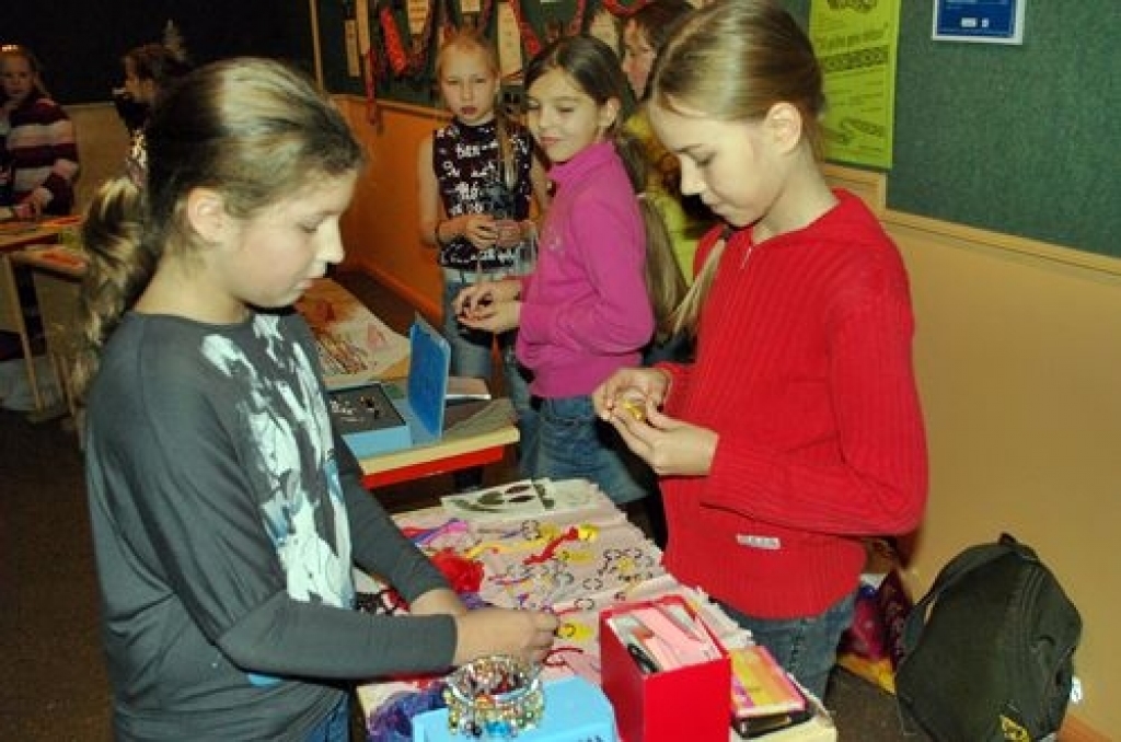 Bauskas sākumskolas 4. un 5. klašu skolēni skolas telpās 2. decembrī sarīkoja skolēnu mācību firmu tirgu «Ziemassvētkus gaidot», kurā piedāvāja savus ražojumus.
Piedalījās gandrīz 20 skolēnu mācību firmu. Preču klāsts bija ļoti dažāds:...
Autors: Uldis Varnevičs