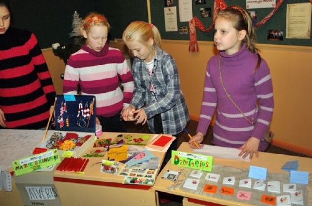 Bauskas sākumskolas 4. un 5. klašu skolēni skolas telpās 2. decembrī sarīkoja skolēnu mācību firmu tirgu «Ziemassvētkus gaidot», kurā piedāvāja savus ražojumus.
Piedalījās gandrīz 20 skolēnu mācību firmu. Preču klāsts bija ļoti dažāds:...
Autors: Uldis Varnevičs