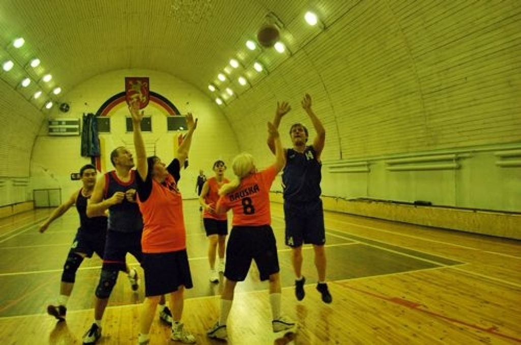 Bauskas novada sporta bāzē trešdienās notiek sporta centra «Mēmele» 2011./2012. gada kausa izcīņa basketbolā veterāniem. Šogad sacensībās piedalās piecas komandas – «Iecava», «Bauska», «Ceraukste», «Gailīši» un dāmu komanda no Bauskas....
Autors: Uldis Varnevičs