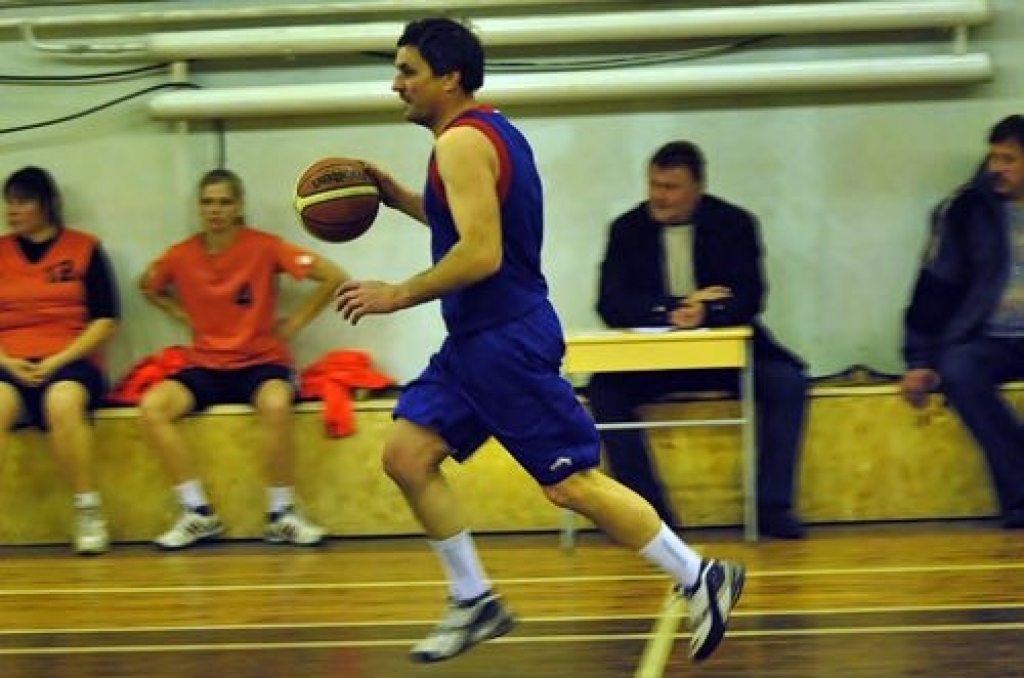 Bauskas novada sporta bāzē trešdienās notiek sporta centra «Mēmele» 2011./2012. gada kausa izcīņa basketbolā veterāniem. Šogad sacensībās piedalās piecas komandas – «Iecava», «Bauska», «Ceraukste», «Gailīši» un dāmu komanda no Bauskas....
Autors: Uldis Varnevičs