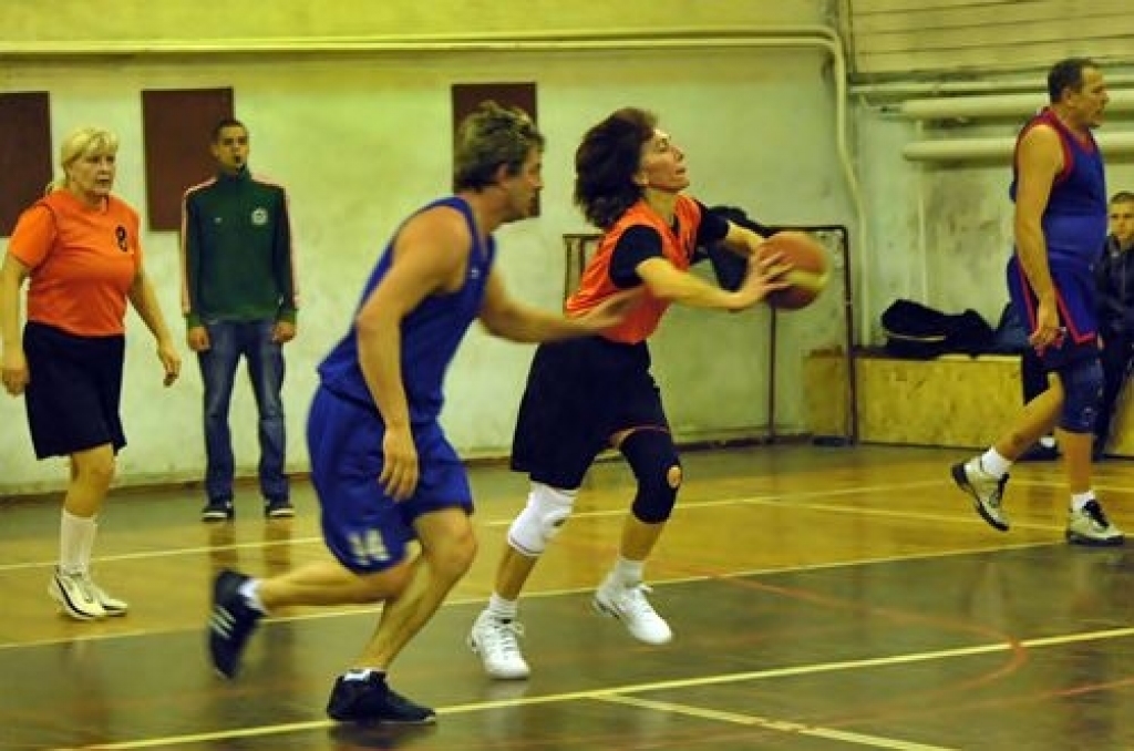 Bauskas novada sporta bāzē trešdienās notiek sporta centra «Mēmele» 2011./2012. gada kausa izcīņa basketbolā veterāniem. Šogad sacensībās piedalās piecas komandas – «Iecava», «Bauska», «Ceraukste», «Gailīši» un dāmu komanda no Bauskas....
Autors: Uldis Varnevičs