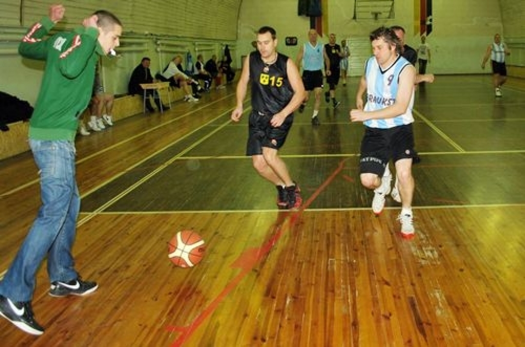 Bauskas novada sporta bāzē trešdienās notiek sporta centra «Mēmele» 2011./2012. gada kausa izcīņa basketbolā veterāniem. Šogad sacensībās piedalās piecas komandas – «Iecava», «Bauska», «Ceraukste», «Gailīši» un dāmu komanda no Bauskas....
Autors: Uldis Varnevičs