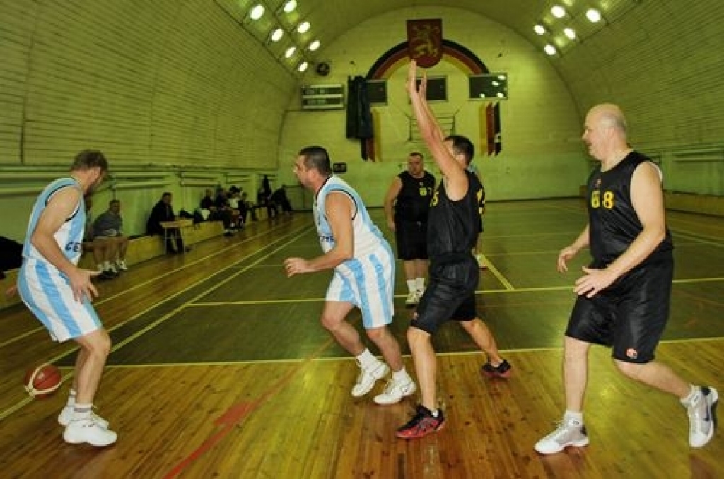 Bauskas novada sporta bāzē trešdienās notiek sporta centra «Mēmele» 2011./2012. gada kausa izcīņa basketbolā veterāniem. Šogad sacensībās piedalās piecas komandas – «Iecava», «Bauska», «Ceraukste», «Gailīši» un dāmu komanda no Bauskas....
Autors: Uldis Varnevičs