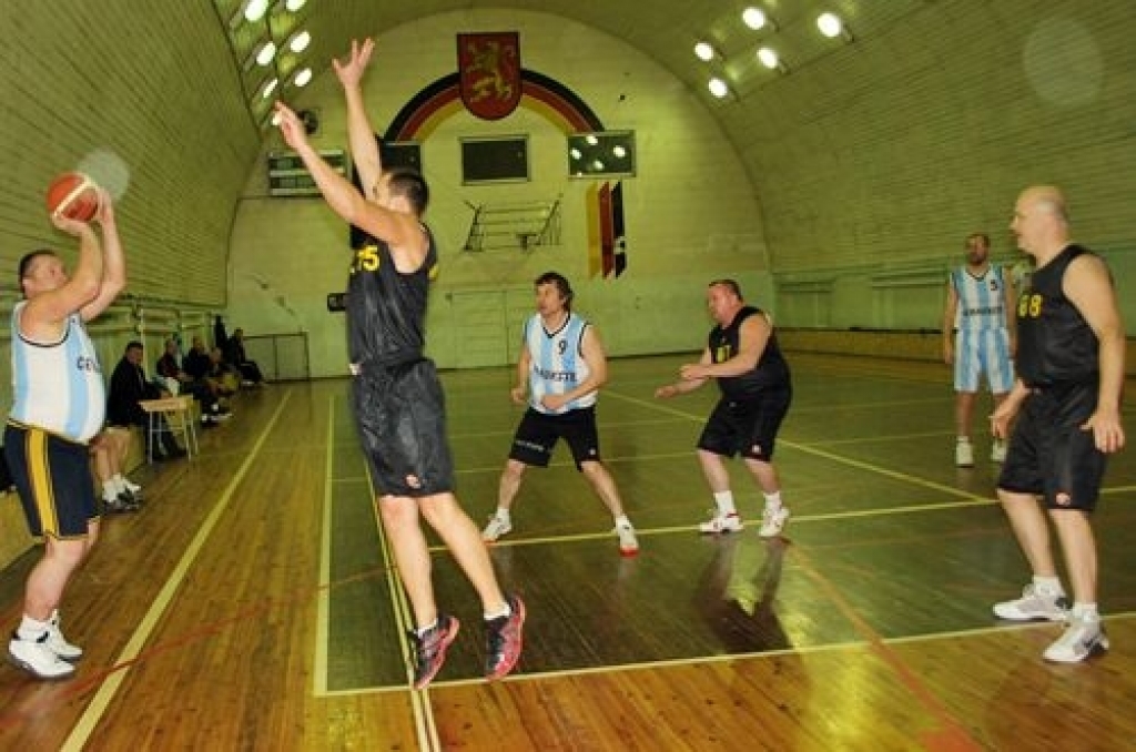 Bauskas novada sporta bāzē trešdienās notiek sporta centra «Mēmele» 2011./2012. gada kausa izcīņa basketbolā veterāniem. Šogad sacensībās piedalās piecas komandas – «Iecava», «Bauska», «Ceraukste», «Gailīši» un dāmu komanda no Bauskas....
Autors: Uldis Varnevičs
