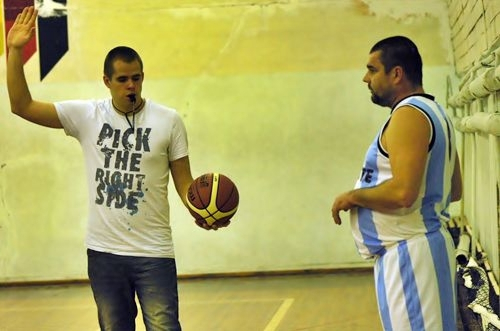 Bauskas novada sporta bāzē trešdienās notiek sporta centra «Mēmele» 2011./2012. gada kausa izcīņa basketbolā veterāniem. Šogad sacensībās piedalās piecas komandas – «Iecava», «Bauska», «Ceraukste», «Gailīši» un dāmu komanda no Bauskas....
Autors: Uldis Varnevičs