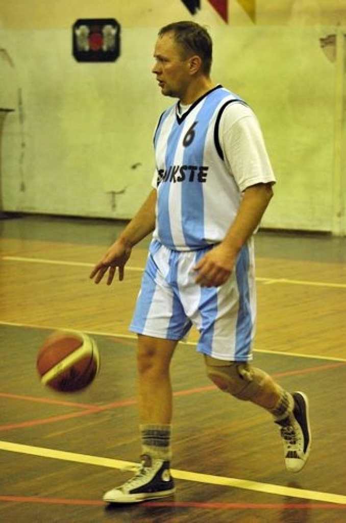 Bauskas novada sporta bāzē trešdienās notiek sporta centra «Mēmele» 2011./2012. gada kausa izcīņa basketbolā veterāniem. Šogad sacensībās piedalās piecas komandas – «Iecava», «Bauska», «Ceraukste», «Gailīši» un dāmu komanda no Bauskas....
Autors: Uldis Varnevičs