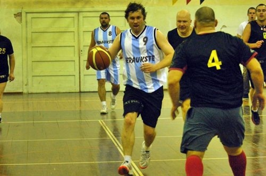 Bauskas novada sporta bāzē trešdienās notiek sporta centra «Mēmele» 2011./2012. gada kausa izcīņa basketbolā veterāniem. Šogad sacensībās piedalās piecas komandas – «Iecava», «Bauska», «Ceraukste», «Gailīši» un dāmu komanda no Bauskas....
Autors: Uldis Varnevičs