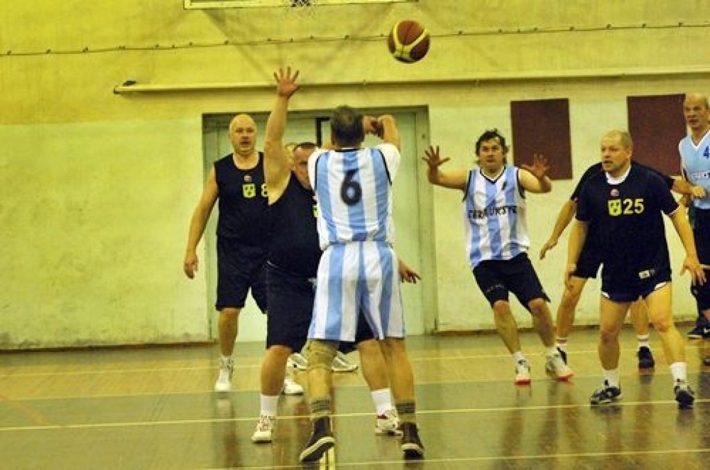 Bauskas novada sporta bāzē trešdienās notiek sporta centra «Mēmele» 2011./2012. gada kausa izcīņa basketbolā veterāniem. Šogad sacensībās piedalās piecas komandas – «Iecava», «Bauska», «Ceraukste», «Gailīši» un dāmu komanda no Bauskas....
Autors: Uldis Varnevičs