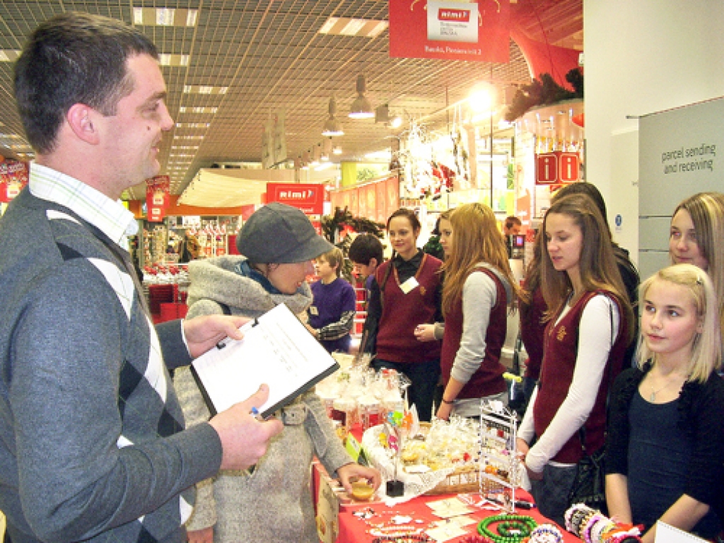 Skolēnu mācību firmu darbus vērtēja eksperti, no kuriem viens bija tirdzniecības centra «Rimi Bauska» direktors Mārtiņš Puķāns.
Autors: Inga Muižniece