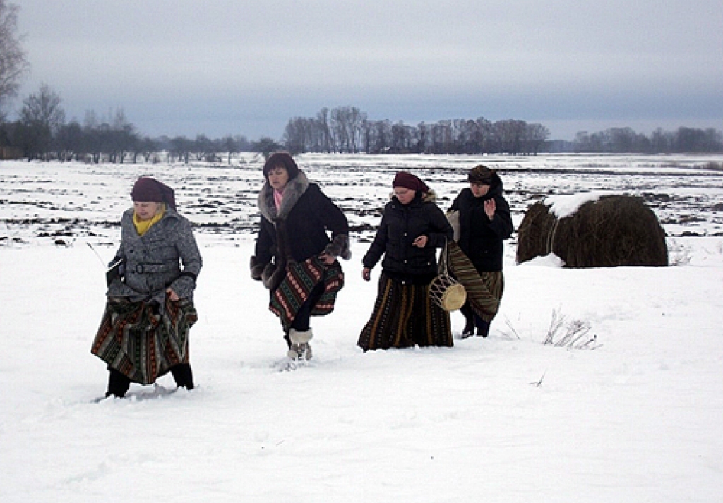 Folkloras kopas «Svitene» dalībnieki ar pašu gādātām dāvanām un dziesmām 26. decembrī apciemoja pagasta vientuļos vecos cilvēkus.