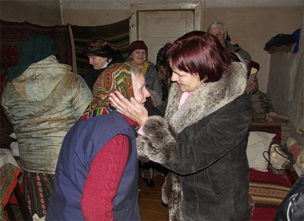 Folkloras kopas «Svitene» dalībnieki ar pašu gādātām dāvanām un dziesmām 26. decembrī apciemoja pagasta vientuļos vecos cilvēkus.