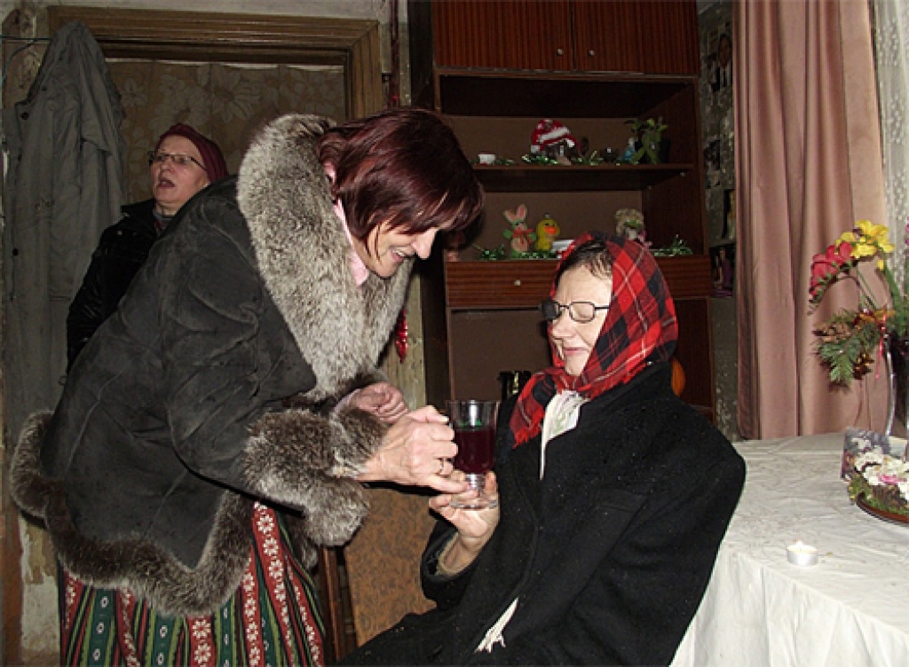 Folkloras kopas «Svitene» dalībnieki ar pašu gādātām dāvanām un dziesmām 26. decembrī apciemoja pagasta vientuļos vecos cilvēkus.
