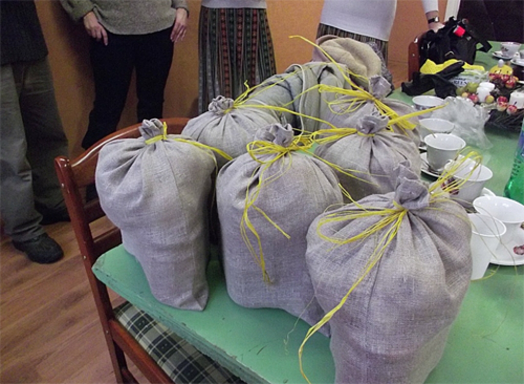 Folkloras kopas «Svitene» dalībnieki ar pašu gādātām dāvanām un dziesmām 26. decembrī apciemoja pagasta vientuļos vecos cilvēkus.