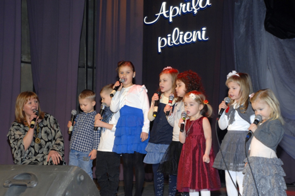 Bērnu un jauniešu vokālās studijas «Aprīļa pilieni» 15. jubilejas koncertā svētdien, 29. janvārī, Īslīces kultūras namā uz skatuves kāpa visi pašreizējie dalībnieki, kā arī gaidīti viesi – agrākie pedagoģes Nijoles Berezinas...
Autors: Ivars Bogdanovs