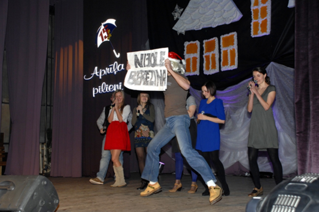 Bērnu un jauniešu vokālās studijas «Aprīļa pilieni» 15. jubilejas koncertā svētdien, 29. janvārī, Īslīces kultūras namā uz skatuves kāpa visi pašreizējie dalībnieki, kā arī gaidīti viesi – agrākie pedagoģes Nijoles Berezinas...
Autors: Ivars Bogdanovs