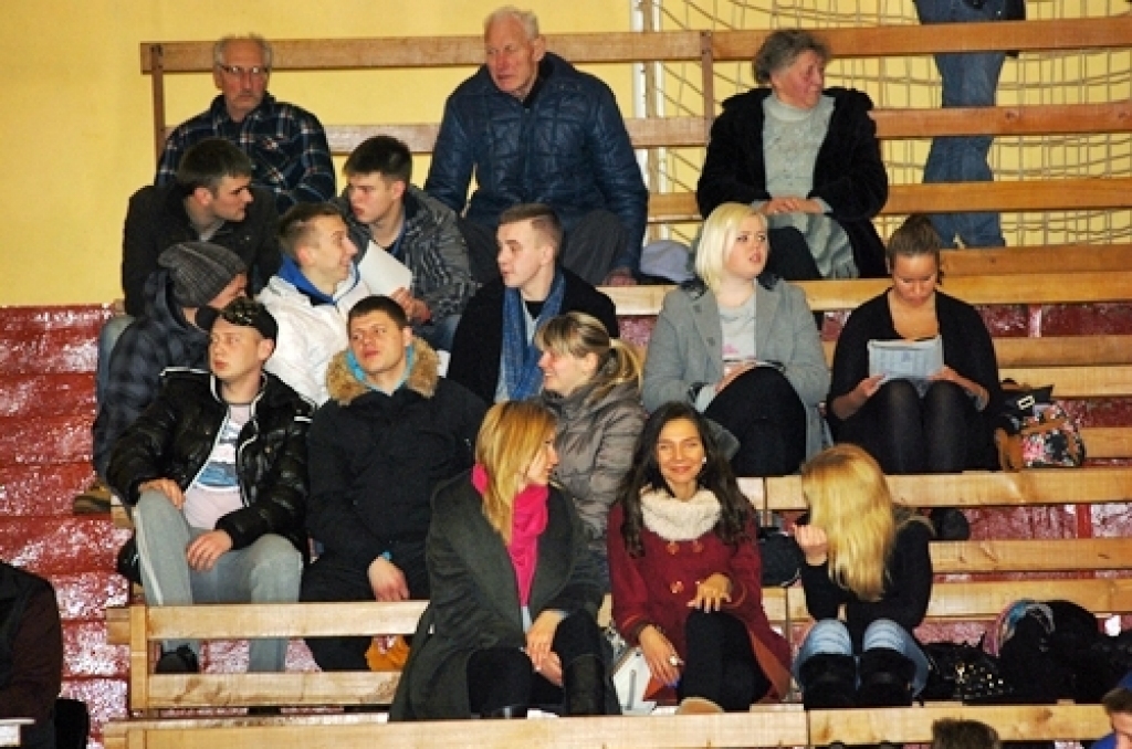 Iecavas novada 17. čempionāta finālā divu spēļu summā pārliecinošu uzvaru guva «Ozolu 15» komanda, kas pārspēja «Grīnvaldi». Cīņā par trešo vietu uzvarēja «DzKS» komanda, kura spēja uzvarēt «Arsenālu». Spēles notika sporta namā «Dartija»....
Autors: Uldis Varnevičs