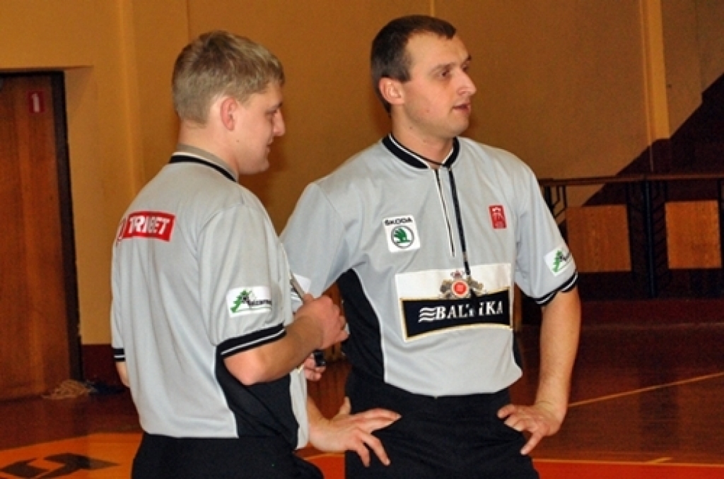 Iecavas novada 17. čempionāta finālā divu spēļu summā pārliecinošu uzvaru guva «Ozolu 15» komanda, kas pārspēja «Grīnvaldi». Cīņā par trešo vietu uzvarēja «DzKS» komanda, kura spēja uzvarēt «Arsenālu». Spēles notika sporta namā «Dartija»....
Autors: Uldis Varnevičs