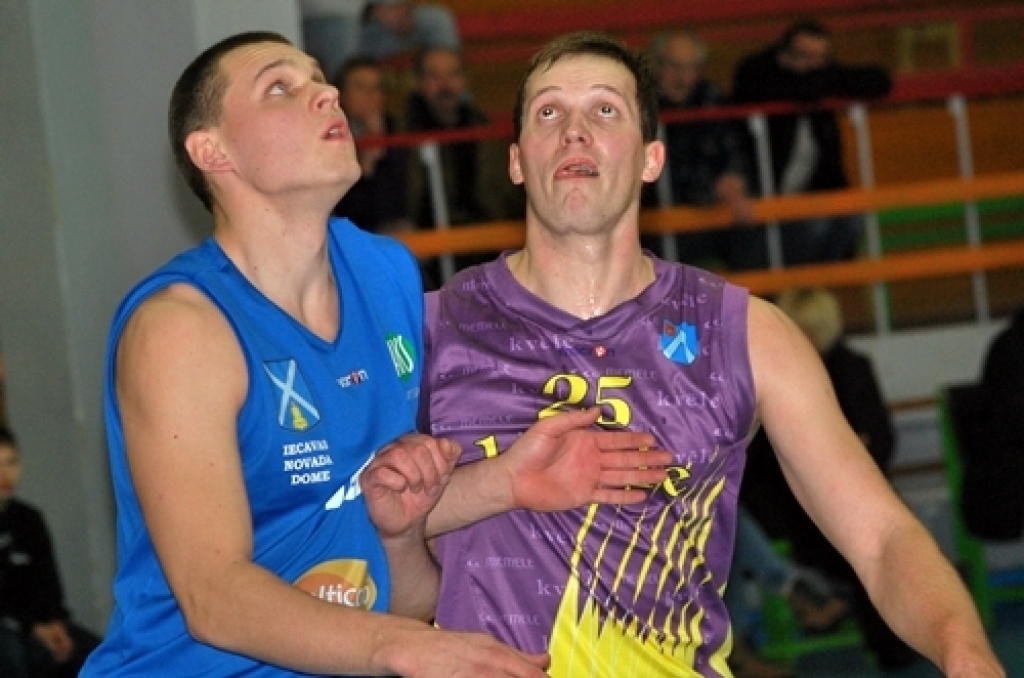 Latvijas Basketbola līgas trešās divīzijas spēlē Bauskā, sporta namā «Mēmele», 24. janvārī «Kvēle»/sporta centrs «Mēmele»» zaudēja BK «Dartija» ar rezultātu 57:85.
Interesanti, ka atlēcošās bumbas, pēc statistikas, vairāk izcīnīja...
Autors: Uldis Varnevičs