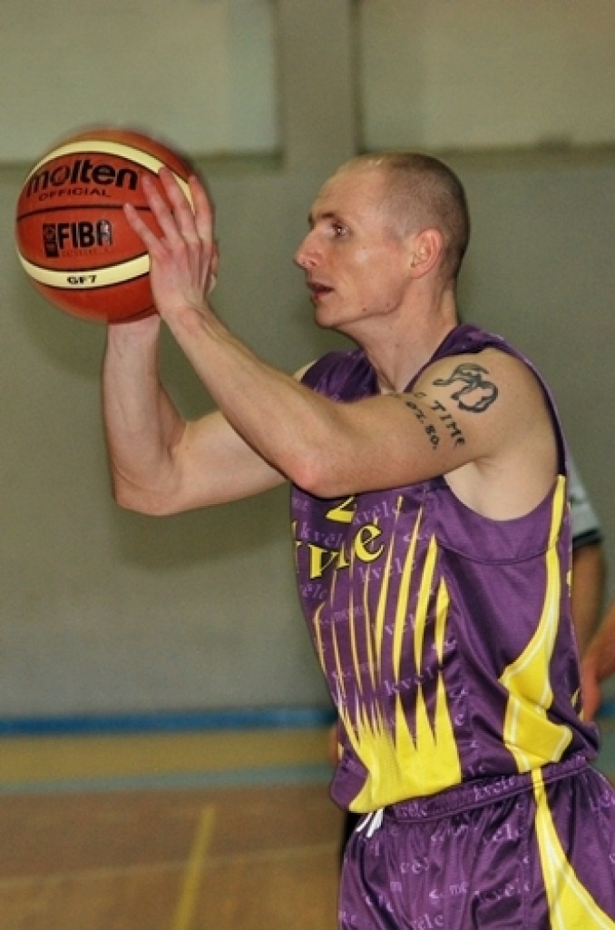 Latvijas Basketbola līgas trešās divīzijas spēlē Bauskā, sporta namā «Mēmele», 24. janvārī «Kvēle»/sporta centrs «Mēmele»» zaudēja BK «Dartija» ar rezultātu 57:85.
Interesanti, ka atlēcošās bumbas, pēc statistikas, vairāk izcīnīja...
Autors: Uldis Varnevičs