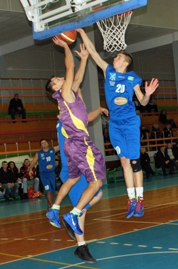 Latvijas Basketbola līgas trešās divīzijas spēlē Bauskā, sporta namā «Mēmele», 24. janvārī «Kvēle»/sporta centrs «Mēmele»» zaudēja BK «Dartija» ar rezultātu 57:85.
Interesanti, ka atlēcošās bumbas, pēc statistikas, vairāk izcīnīja...
Autors: Uldis Varnevičs