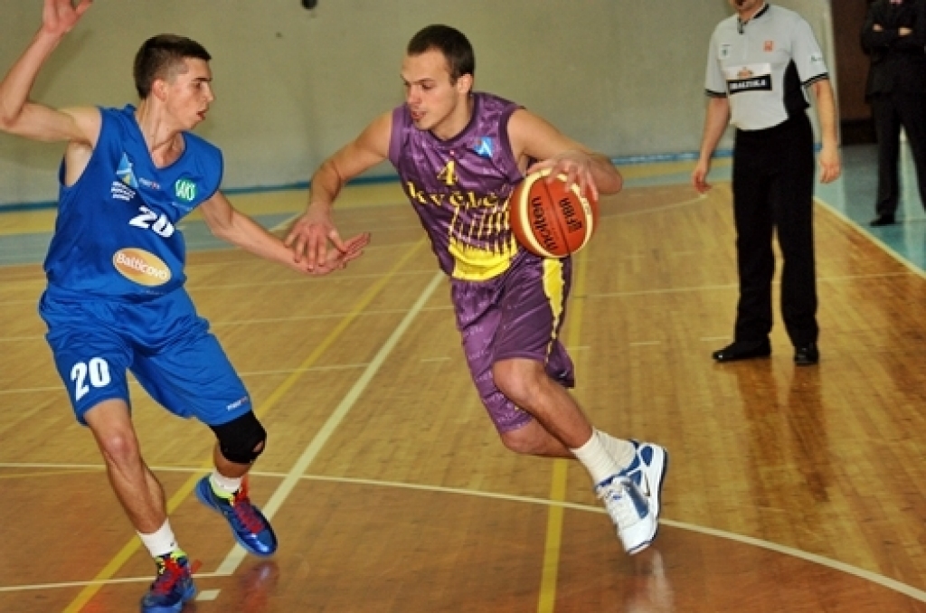 Latvijas Basketbola līgas trešās divīzijas spēlē Bauskā, sporta namā «Mēmele», 24. janvārī «Kvēle»/sporta centrs «Mēmele»» zaudēja BK «Dartija» ar rezultātu 57:85.
Interesanti, ka atlēcošās bumbas, pēc statistikas, vairāk izcīnīja...
Autors: Uldis Varnevičs