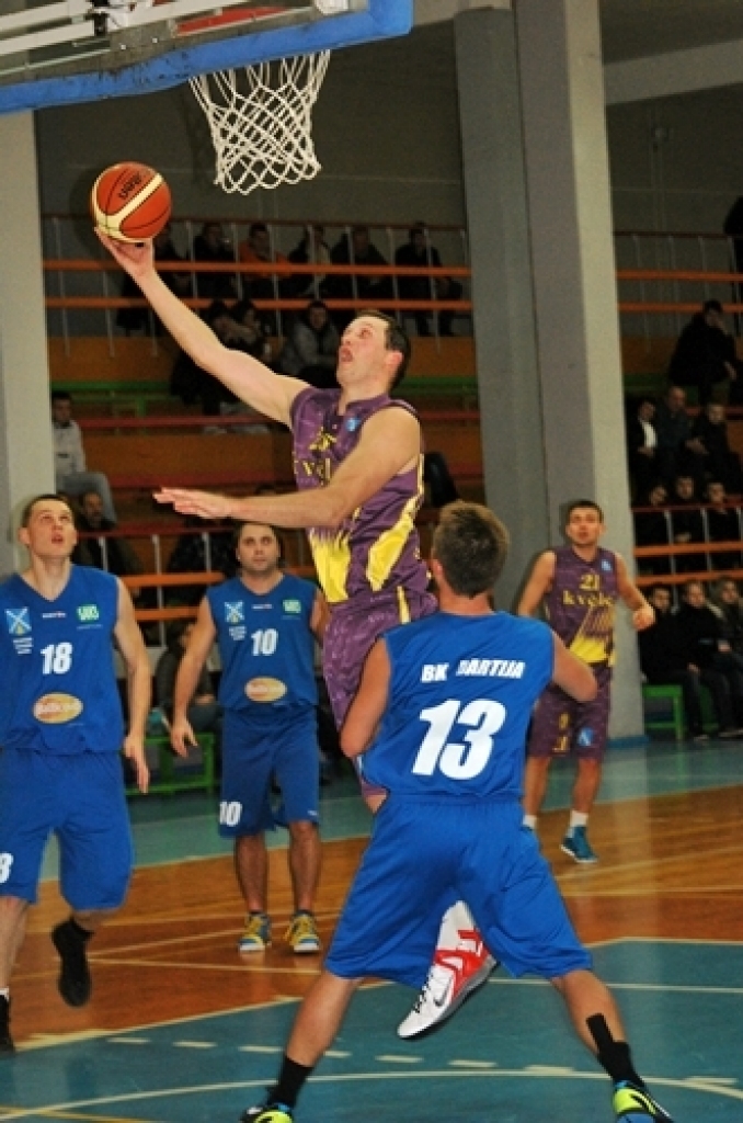 Latvijas Basketbola līgas trešās divīzijas spēlē Bauskā, sporta namā «Mēmele», 24. janvārī «Kvēle»/sporta centrs «Mēmele»» zaudēja BK «Dartija» ar rezultātu 57:85.
Interesanti, ka atlēcošās bumbas, pēc statistikas, vairāk izcīnīja...
Autors: Uldis Varnevičs