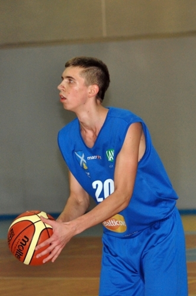 Latvijas Basketbola līgas trešās divīzijas spēlē Bauskā, sporta namā «Mēmele», 24. janvārī «Kvēle»/sporta centrs «Mēmele»» zaudēja BK «Dartija» ar rezultātu 57:85.
Interesanti, ka atlēcošās bumbas, pēc statistikas, vairāk izcīnīja...
Autors: Uldis Varnevičs