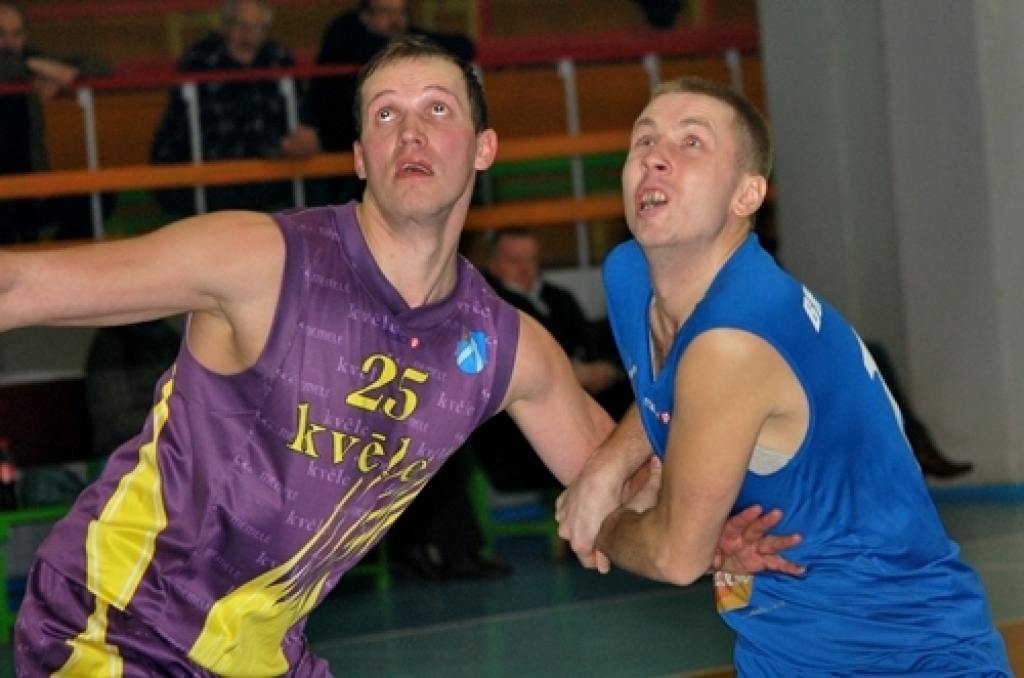 Latvijas Basketbola līgas trešās divīzijas spēlē Bauskā, sporta namā «Mēmele», 24. janvārī «Kvēle»/sporta centrs «Mēmele»» zaudēja BK «Dartija» ar rezultātu 57:85.
Interesanti, ka atlēcošās bumbas, pēc statistikas, vairāk izcīnīja...
Autors: Uldis Varnevičs