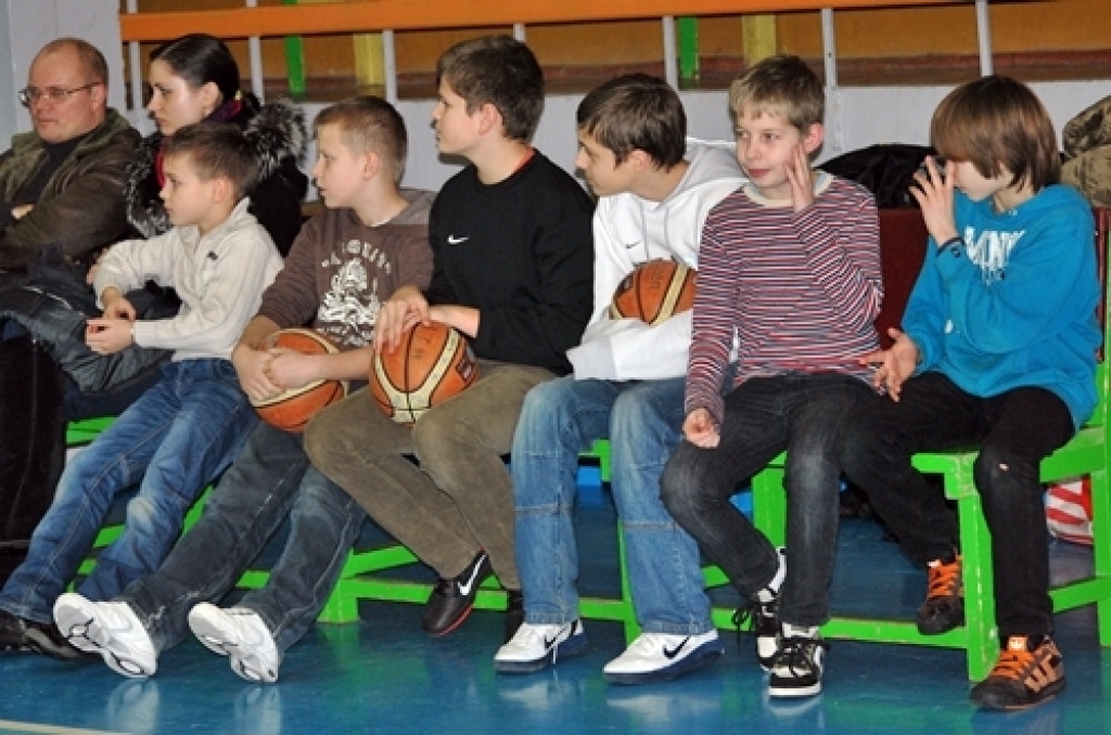 Latvijas Basketbola līgas trešās divīzijas spēlē Bauskā, sporta namā «Mēmele», 24. janvārī «Kvēle»/sporta centrs «Mēmele»» zaudēja BK «Dartija» ar rezultātu 57:85.
Interesanti, ka atlēcošās bumbas, pēc statistikas, vairāk izcīnīja...
Autors: Uldis Varnevičs