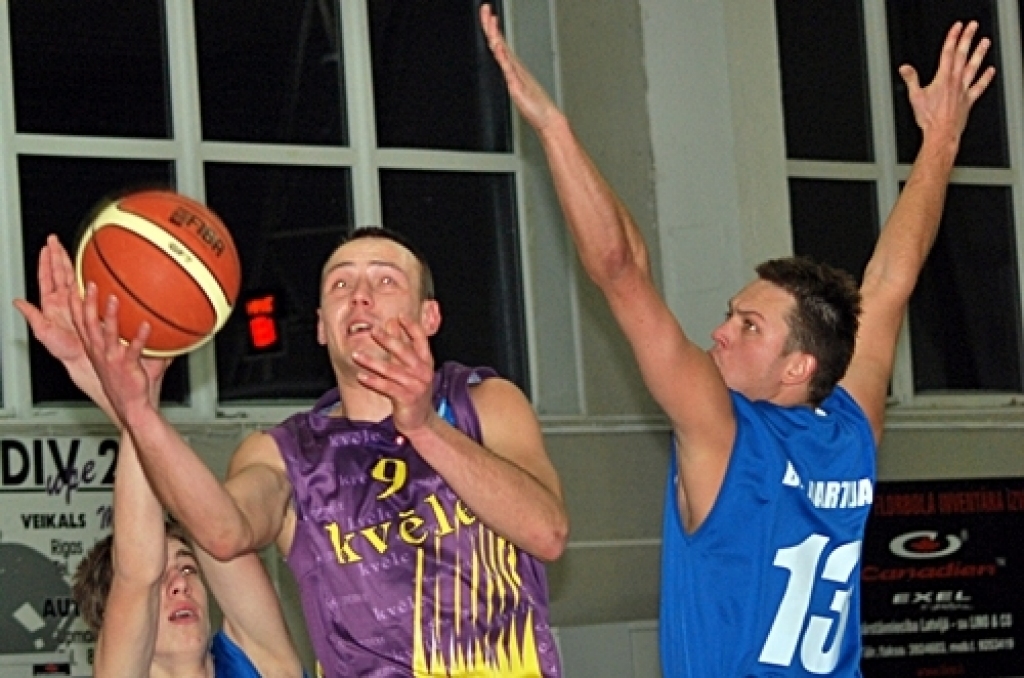 Latvijas Basketbola līgas trešās divīzijas spēlē Bauskā, sporta namā «Mēmele», 24. janvārī «Kvēle»/sporta centrs «Mēmele»» zaudēja BK «Dartija» ar rezultātu 57:85.
Interesanti, ka atlēcošās bumbas, pēc statistikas, vairāk izcīnīja...
Autors: Uldis Varnevičs