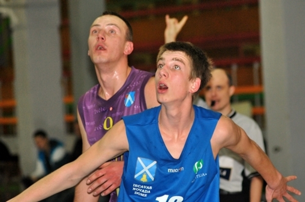 Latvijas Basketbola līgas trešās divīzijas spēlē Bauskā, sporta namā «Mēmele», 24. janvārī «Kvēle»/sporta centrs «Mēmele»» zaudēja BK «Dartija» ar rezultātu 57:85.
Interesanti, ka atlēcošās bumbas, pēc statistikas, vairāk izcīnīja...
Autors: Uldis Varnevičs
