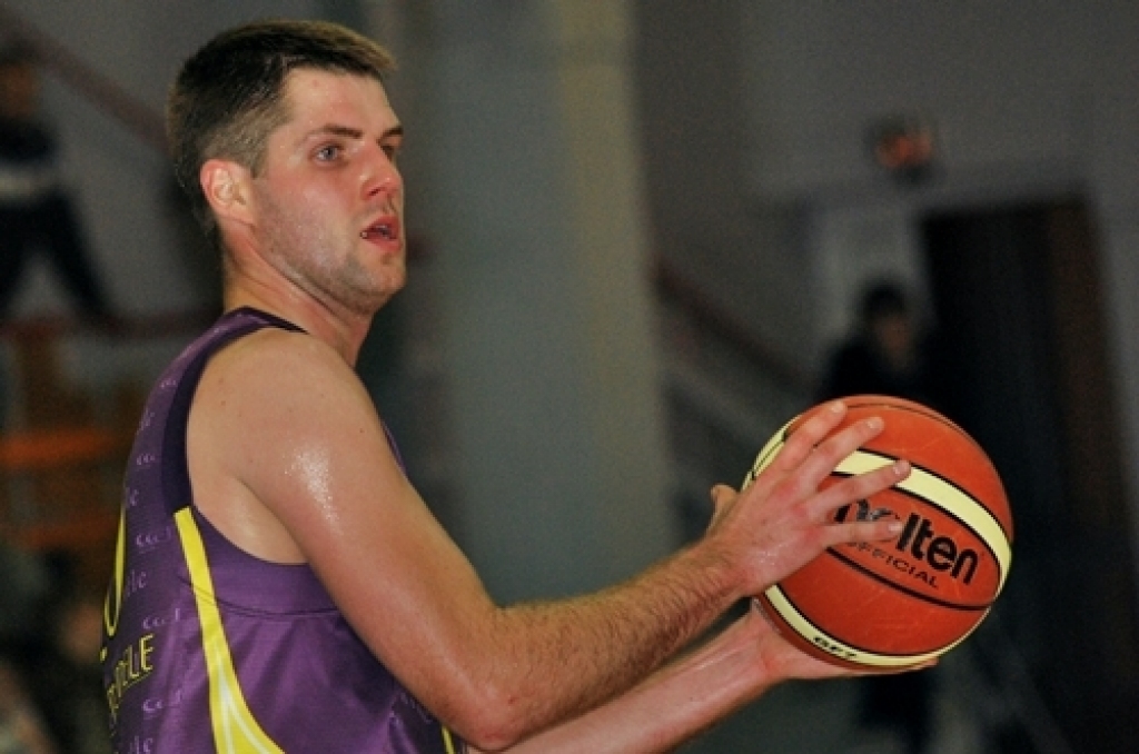 Latvijas Basketbola līgas trešās divīzijas spēlē Bauskā, sporta namā «Mēmele», 24. janvārī «Kvēle»/sporta centrs «Mēmele»» zaudēja BK «Dartija» ar rezultātu 57:85.
Interesanti, ka atlēcošās bumbas, pēc statistikas, vairāk izcīnīja...
Autors: Uldis Varnevičs