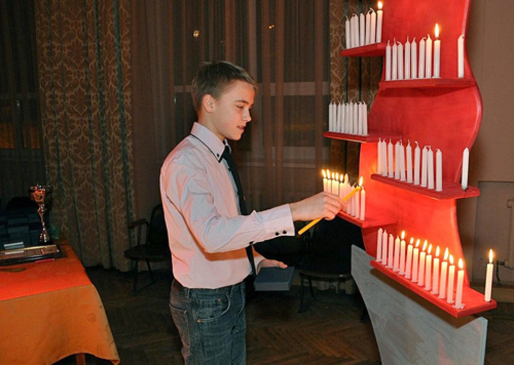 Vecumnieku tautas namā 20. janvārī tika sveikti gan skolēni, gan pieaugušie, kuri pērn guvuši atzīstamus rezultātus dažādās sporta sacensībās un turnīros. Komandu sporta veidu un individuālo disciplīnu pārstāvjiem pasniegtas 79 stiklā...