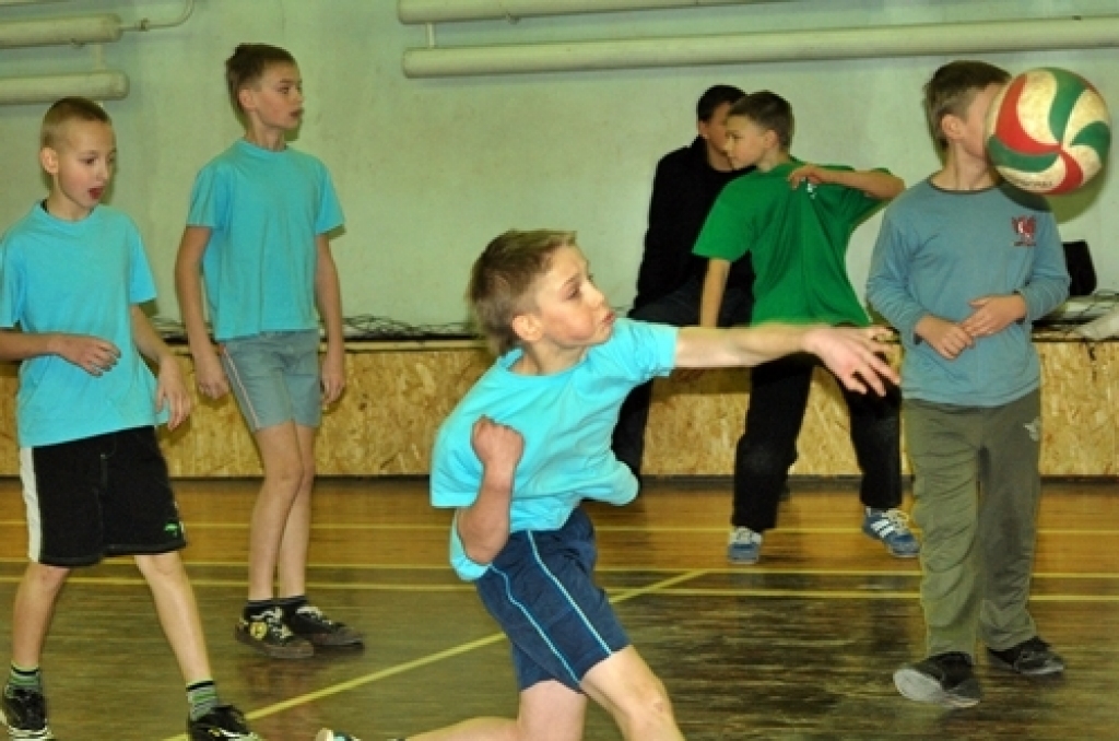 Bauskas novada skolēnu spēles tautas bumbā un reizē arī Zemgales reģiona atlases sacensības 2000./2001. gadā dzimušiem audzēkņiem notika 13. janvārī Bauskas novada sporta bāzē un Bauskas 2. vidusskolas sporta zālē.
Pirmie uzvarētājus...
Autors: Uldis Varnevičs