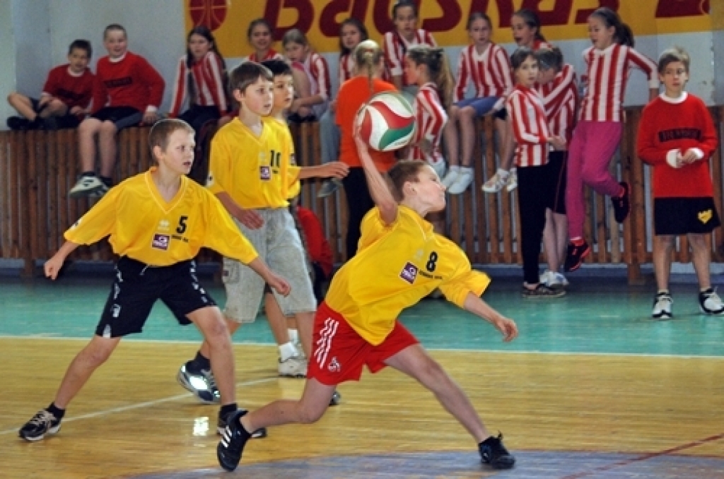 Bauskas novada skolēnu spēles tautas bumbā un reizē arī Zemgales reģiona atlases sacensības 2000./2001. gadā dzimušiem audzēkņiem notika 13. janvārī Bauskas novada sporta bāzē un Bauskas 2. vidusskolas sporta zālē.
Pirmie uzvarētājus...
Autors: Uldis Varnevičs