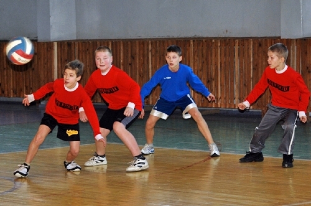 Bauskas novada skolēnu spēles tautas bumbā un reizē arī Zemgales reģiona atlases sacensības 2000./2001. gadā dzimušiem audzēkņiem notika 13. janvārī Bauskas novada sporta bāzē un Bauskas 2. vidusskolas sporta zālē.
Pirmie uzvarētājus...
Autors: Uldis Varnevičs