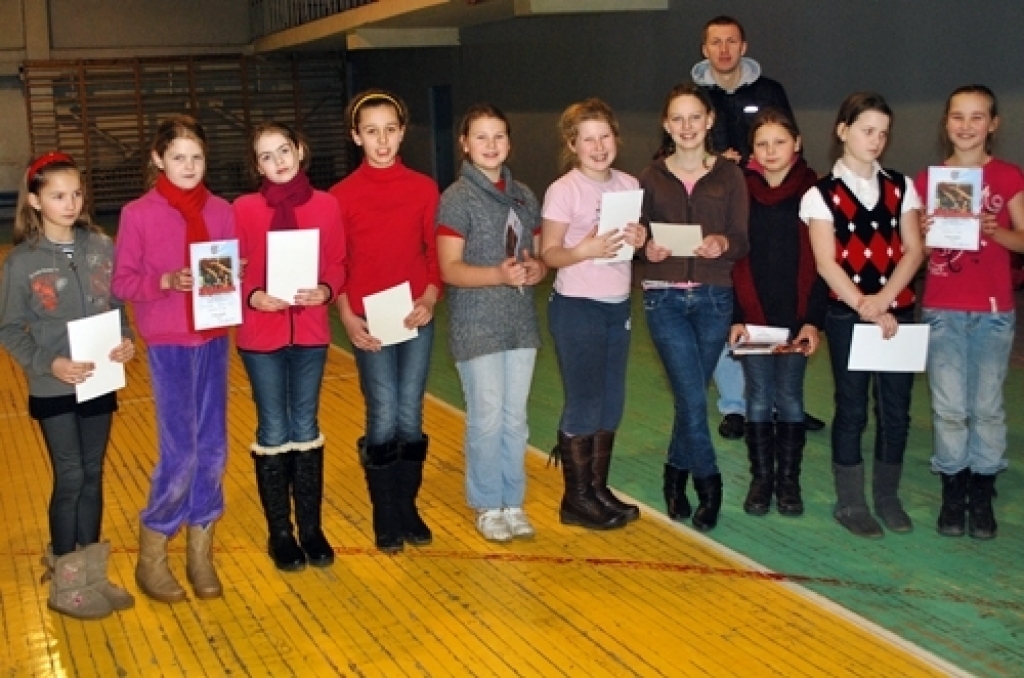 Bauskas novada skolēnu spēles tautas bumbā un reizē arī Zemgales reģiona atlases sacensības 2000./2001. gadā dzimušiem audzēkņiem notika 13. janvārī Bauskas novada sporta bāzē un Bauskas 2. vidusskolas sporta zālē.
Pirmie uzvarētājus...
Autors: Uldis Varnevičs