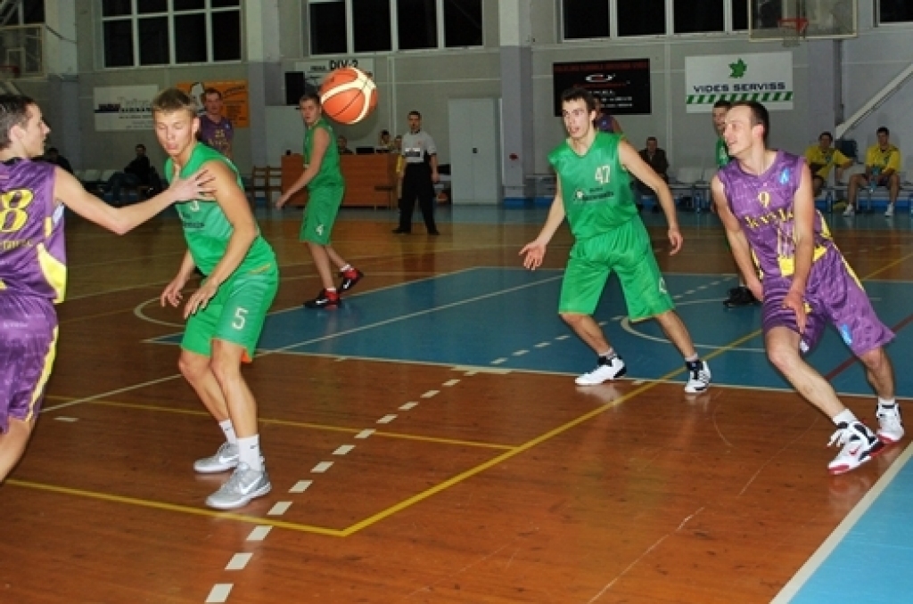 Latvijas Basketbola līgas trešās divīzijas spēlē Bauskā, kas notika 10. janvārī, «Kvēle/sporta centrs «Mēmele»» uzvarēja BJBC «Ķeizarmežs» komandu ar rezultātu 79:59.

Punktus «Kvēle/SC «Mēmele»» labā guva - Māris Baranovskis 19, Artūrs...
Autors: Uldis Varnevičs