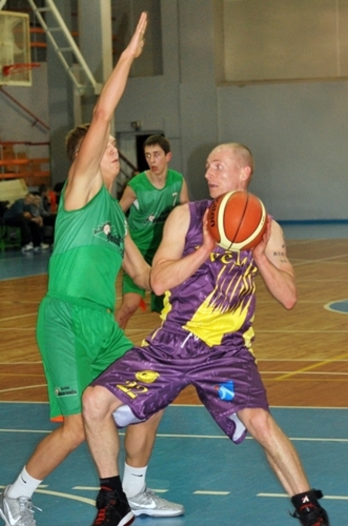 Latvijas Basketbola līgas trešās divīzijas spēlē Bauskā, kas notika 10. janvārī, «Kvēle/sporta centrs «Mēmele»» uzvarēja BJBC «Ķeizarmežs» komandu ar rezultātu 79:59.
Punktus «Kvēle/SC «Mēmele»» labā guva - Māris Baranovskis 19, Artūrs...
Autors: Uldis Varnevičs