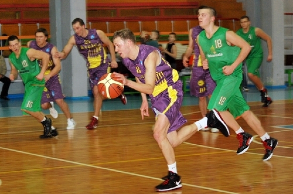 Latvijas Basketbola līgas trešās divīzijas spēlē Bauskā, kas notika 10. janvārī, «Kvēle/sporta centrs «Mēmele»» uzvarēja BJBC «Ķeizarmežs» komandu ar rezultātu 79:59.
Punktus «Kvēle/SC «Mēmele»» labā guva - Māris Baranovskis 19, Artūrs...
Autors: Uldis Varnevičs