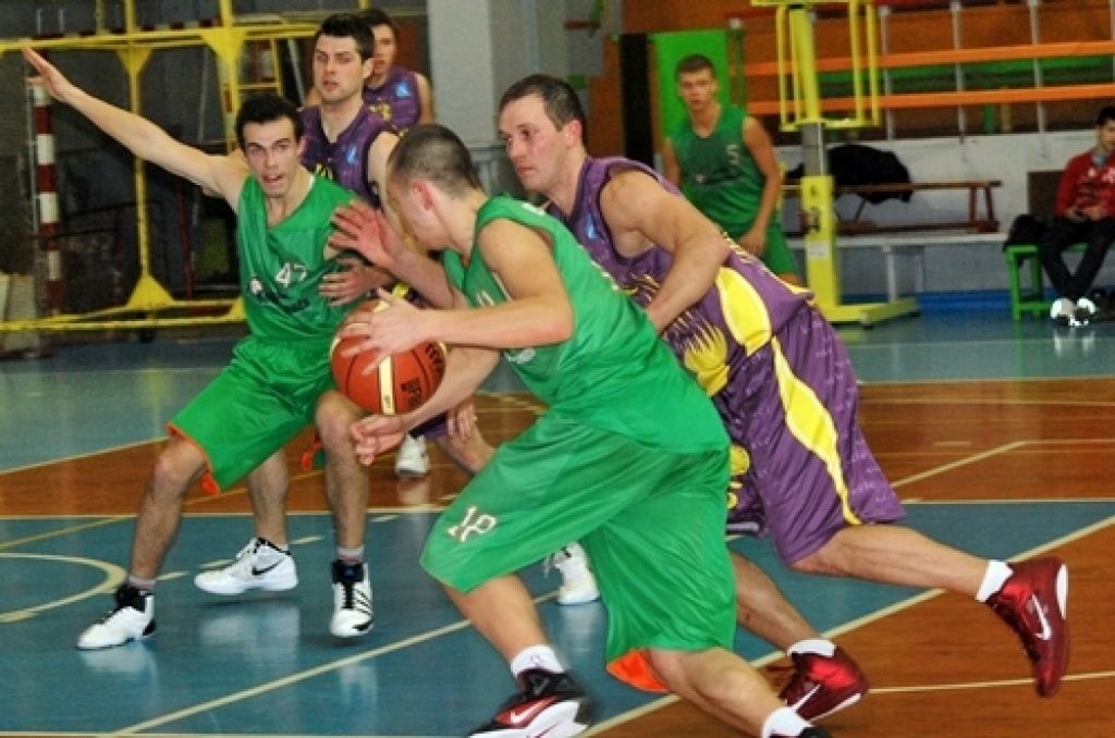 Latvijas Basketbola līgas trešās divīzijas spēlē Bauskā, kas notika 10. janvārī, «Kvēle/sporta centrs «Mēmele»» uzvarēja BJBC «Ķeizarmežs» komandu ar rezultātu 79:59.
Punktus «Kvēle/SC «Mēmele»» labā guva - Māris Baranovskis 19, Artūrs...
Autors: Uldis Varnevičs